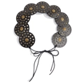 Détail de la ceinture Y2K avec disques en cuir noir et clous métalliques en bronze vintage - Bronze Noir