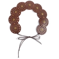 Gros plan d'une ceinture punk Y2K avec disques en cuir marron et clous métalliques gaufrés - Bronze Marron Rouge
