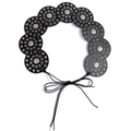 Détail d'une ceinture punk Y2K avec disques en cuir ronds et œillets métalliques - Argent Noir