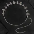 Dettaglio di ciondoli a bara d'argento con teschio in rilievo su catena da vita in metallo - Argento