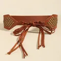 Detailaufnahme des braunen Taillengürtels mit Bronze-Nieten und Boho-Fransen-Schnürung - Camel / 180cm