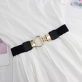 Detalle de la hebilla dorada minimalista en cinturón elástico negro para vestido de mujer - Negro / 60-80cm