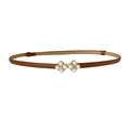 Eleganter dünner brauner Ledergürtel für Damen mit weißer Perlenschnalle und Goldakzenten - Perlen-Steckschließe Stil / Camel
