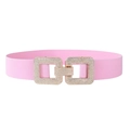Détail de la ceinture élastique rose avec une boucle carrée dorée sertie de strass brillants - Rose