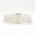 Dettaglio cintura a corsetto elastica in pizzo bianco con pannello in pelle e lacci decorativi - Bianco