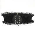 Dettaglio macro della cintura corsetto in pizzo nero con bordi floreali e lacci intrecciati - Nero