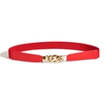Dettaglio cintura elastica rossa con elegante fibbia in metallo a catena dorata - Rosso