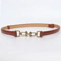 Cintura sottile in pelle marrone rossastro con fibbia a morsetto in ottone vintage - Marrone