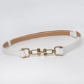 Dettaglio di cintura sottile bianca con fibbia a morsetto in ottone vintage e cuciture - Bianco