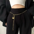 Dettaglio della cintura a catena dorata con cordino in pelle nera e pendente a mini borsa - Oro