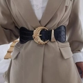 Cintura larga nera da donna con motivo coccodrillo e fibbia a conchiglia dorata su blazer - Nero