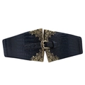 Gros plan sur la texture crocodile noir et la boucle en bronze vintage de la ceinture - Noir