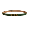 Dettaglio di una cintura vintage in pelle verde scuro con fibbia a morsetto dorata - Verde