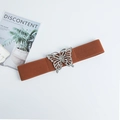 Détail de boucle papillon argentée sur une ceinture élastique marron avec strass - Boucle Papillon Argentée Brun