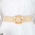 Detail van bohemien gevlochten riem met ronde hars gesp op een witte jurk - Marmerpatroon Hars Gesp / Beige