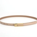 Détail de la ceinture fine en cuir beige avec surpiqûres blanches et boucle dorée - Kaki avec Boucle en Or Antique