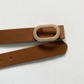 Cintura in pelle marrone da donna con fibbia ovale in oro opaco dallo stile minimalista - Marrone