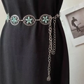 Nahaufnahme der Vintage-Bohème-Taillenkette mit Türkisblüten auf schwarzem Kleid - Reisperle Silber