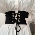 Cintura a corsetto nera stringata con occhielli in metallo su camicia bianca - Nero