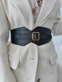 Detalle de cinturón tipo corsé negro con diseño de cocodrilo y hebilla dorada elegante - Negro