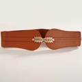 Dettaglio di una cintura elastica marrone con elegante fibbia in metallo a foglia d'oro - Marrone