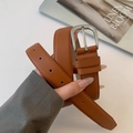 Minimalistischer brauner Ledergürtel für Damen mit silberner Schnalle und feiner Naht - Camel