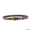 Détail d'une ceinture fine en cuir marron foncé avec boucle ardillon en métal doré - Café