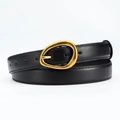 Dettaglio di cintura in pelle nera con fibbia irregolare in oro opaco su sfondo bianco - Nero