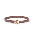 Détail d'une fine ceinture en cuir marron foncé avec boucle rose dorée en relief - Caramel (Boucle Rose)
