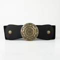 Dettaglio della fibbia in bronzo vintage con incisioni floreali su cintura elastica nera - Nero
