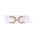 Detalle de cinturón elástico blanco con una hebilla decorativa de metal dorado claro en forma U - Blanco