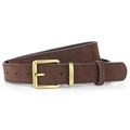 Détail d'une ceinture en daim marron foncé avec boucle en laiton et coutures de précision - Café-Boucle Dorée