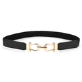 Dettaglio della sottile cintura elastica con fibbia dorata e texture in pelle nera - Nero