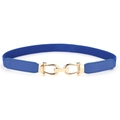 Dettaglio cintura elastica blu con elegante fibbia a incastro in metallo dorato a ferro - Blu Reale
