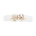 Détail d'une ceinture élastique blanche avec une boucle décorative en forme de feuille dorée - Blanc