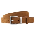 Detailaufnahme des braunen Wildleder-Gürtels mit matter Silberschnalle und Ziernähten - Camel