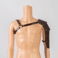 Detalle de hombreras de cuero sintético marrón oscuro con anillos metálicos para cosplay - Café D