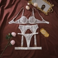 Dettaglio completo di lingerie in pizzo bianco con reggicalze su sfondo di raso scuro - S / Bianco