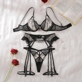 Dettaglio del set di lingerie in pizzo nero con ricami floreali e reggicalze - S / Nero