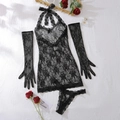Dettaglio di un set lingerie in pizzo nero con guanti lunghi e perizoma coordinato - S / Nero
