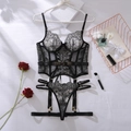 Detail eines schwarzen Lingerie-Sets mit Blumenstickerei, Spitze und Metallring-Elementen - S / Schwarz