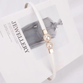Elegante cintura sottile in pelle verniciata bianca da donna con fibbia dorata e doppie perle - Bianco - Perle grandi e piccole