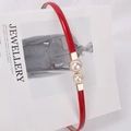 Sottile cintura in pelle verniciata rossa da donna con elegante fibbia in perle bianche - Rosso - Perle grandi e piccole