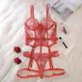 Detailansicht der roten floralen Stickerei und Netzdetails an einem Dessous-Set - S / Rot