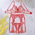 Gedetailleerde flat lay van rode kanten lingerieset met borduurwerk en jarretels op witte stof - S / Roodachtig Huidskleur