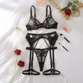 Détail de l'ensemble lingerie en dentelle noire avec broderie florale et maille transparente - M / Noir