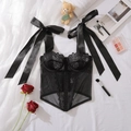 Dettaglio corsetto in pizzo nero con spalline in raso a fiocco e rete floreale - S / Nero