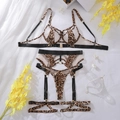 Dettaglio completo di lingerie leopardata con inserti in mesh e anelli dorati - S / Leopardato Nero