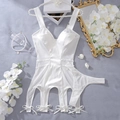 Detail von weißem Spitzen-Korsett-Lingerie-Set mit Strapshaltern und Schleifen-Akzenten - S / Weiß