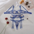 Dettaglio del set di lingerie in pizzo blu reale con fiocchi su pelliccia sintetica - S / Blu